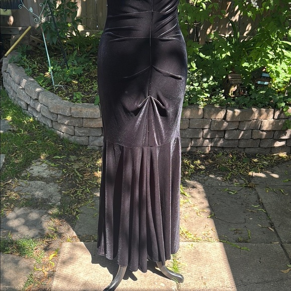 Elegant Black Velvet and Beaded One-Shoulder Evening Gown. Worn Once. Size 6 - Picture 8 of 10